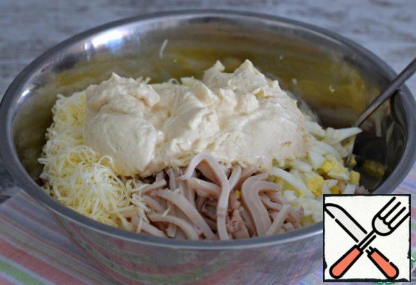 fill with mayonnaise (to taste), mix. Try for salt. Add salt if necessary. Everything is ready!