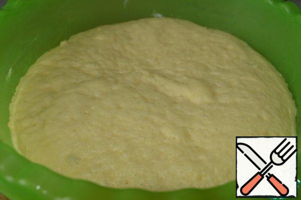 In the bowl of the mixer, pour the flour, sugar, salt, break the egg and add the yeast that has risen. Stir.
Heat the remaining milk with butter and pour it into the dough.
Knead the dough until smooth (with your hands or a mixer).
Cover and leave in a warm place to rise for 1-1. 5 hours.