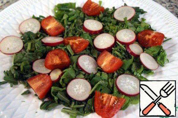 Cut the radishes into disks. Put everything on top of the salad leaves. Little salt.