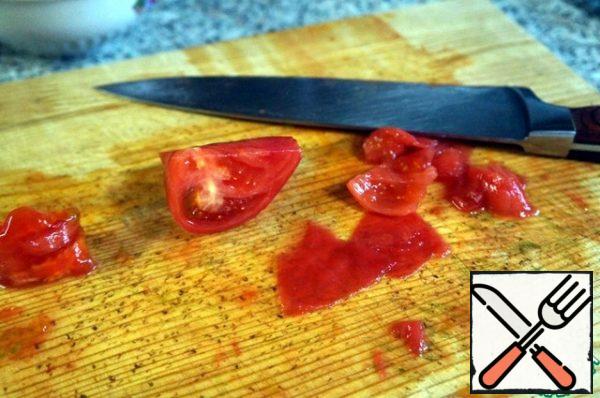 Prepare the dressing. Cut the Tashkent tomato into half-moons, remove the skin with a sharp knife, and remove the seeds.
