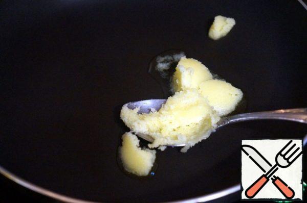 Heat the melted butter in a frying pan.