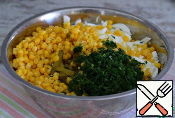 Put the vegetables and egg whites in a large salad bowl or bowl, add the corn and chopped dill.