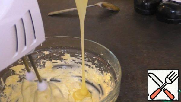 Preparing the cream. Beat the butter until it turns white. Add the condensed milk in a thin stream, continuing to beat.