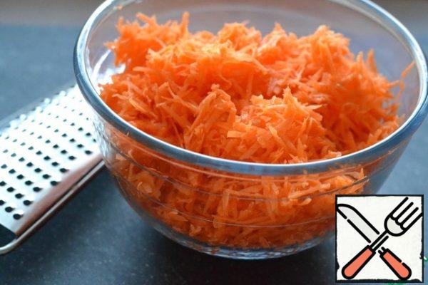 Grate the carrots on a fine grater and pour in the orange juice.