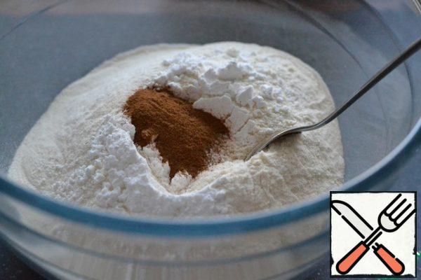 Beat eggs with sugar, without ceasing to beat, add sunflower oil in parts.
Add carrots and flour mixed with salt and cinnamon.
