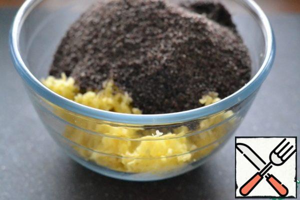 Grate the cooled potatoes on a medium grater and mix with the poppy seeds.
Add to the egg-cream mixture. Mix it.