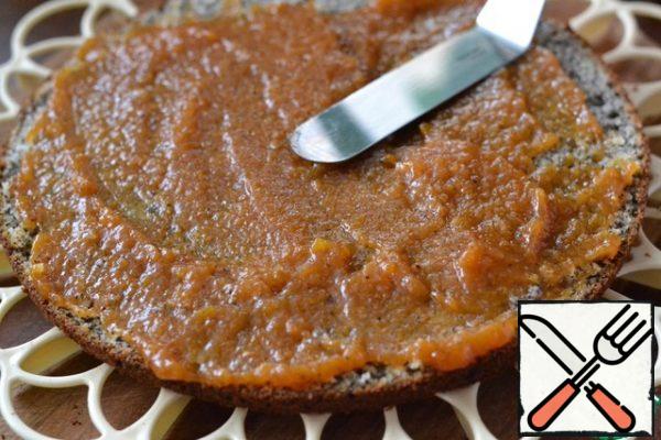 Cool the finished cake on the grill.
Cut the cooled cake into 2 cakes.
Brush the bottom cake with apricot jam.
Cover with a second cake.