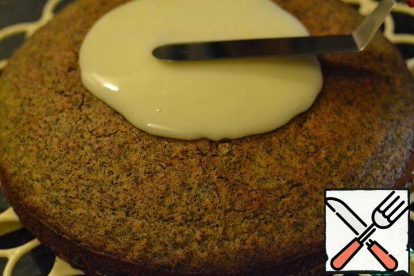 In a separate bowl, mix powdered sugar, orange juice and water.
Apply the fudge to the top of the cake.