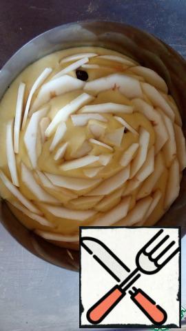Pour the dough into the mold. I have an 18cm ring.
Sprinkle the cherries with flour and add to the dough. Peel the Apple and cut it very thinly. Put on top of the dough.