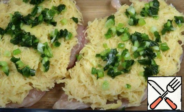Cut the green onion and put it on the potatoes, evenly distributing.