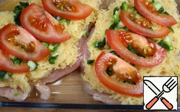 Cut the tomato into rings. Put the green onions on top.