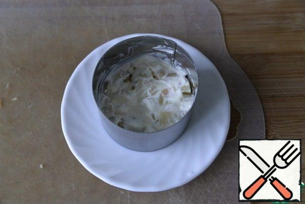 Mix sour cream with mayonnaise and lightly smear the potato layer.