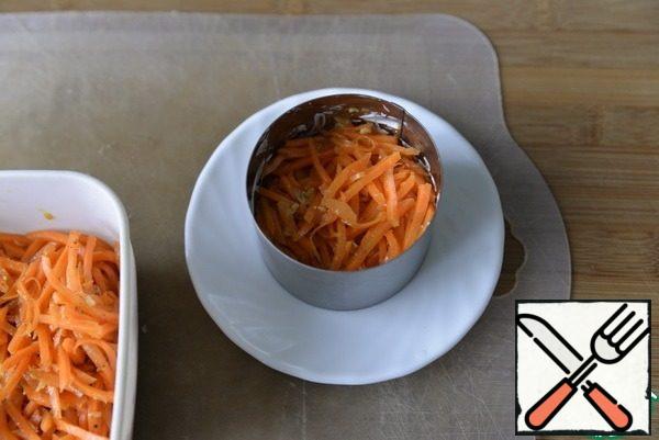 Next, lay out a layer of carrots in Korean, you can buy it or cook it according to one of the recipes on the website. Sour cream is also lightly lubricated with mayonnaise.