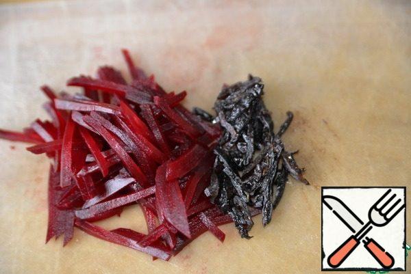 Clean the boiled beets, cut (or RUB) in thin strips, mix with prunes cut into strips.