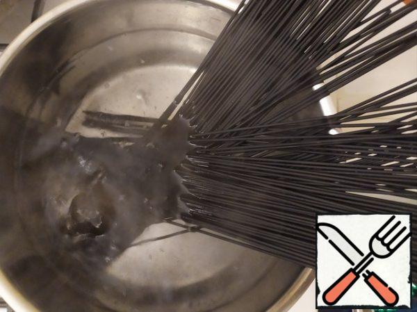 Put the spaghetti to cook.