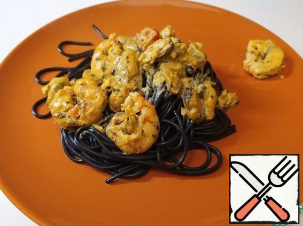 Spread out the spaghetti and pour the cream sauce with seafood on top.