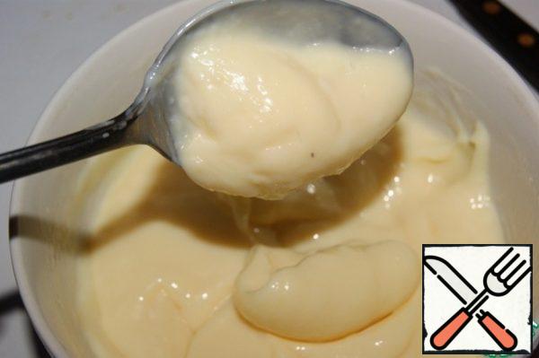 All products for cottage cheese cream should be at room temperature.
Mix condensed milk with lemon juice. It should thicken.
Pour half of the milk over the gelatin.