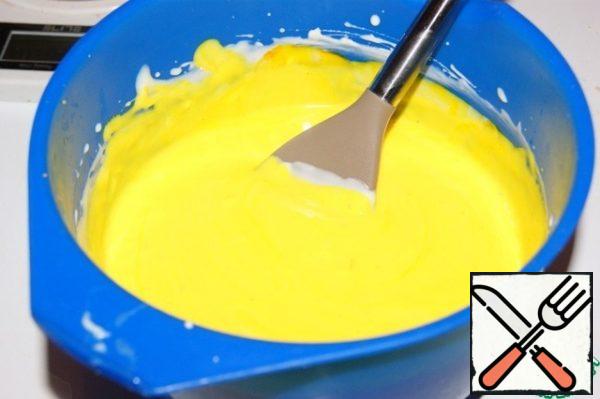 Heat the remaining milk and dilute the swollen gelatin in it. Add it to the cheese mixture, beating at a low speed of the mixer.
If desired, add yellow food coloring.