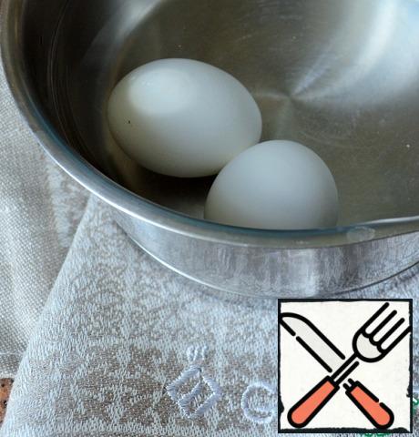 Hard-boiled eggs.
Cook for 5 minutes, then immediately put in ice water. Cool and clean.