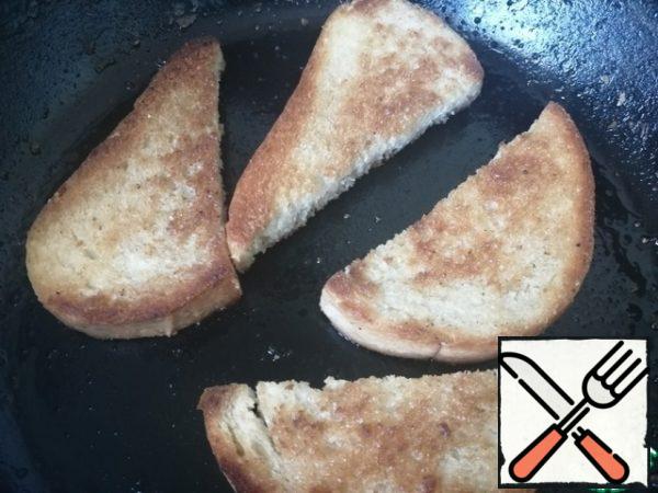 Toast bread/toast. For those who are on a diet even easier - skip this step.