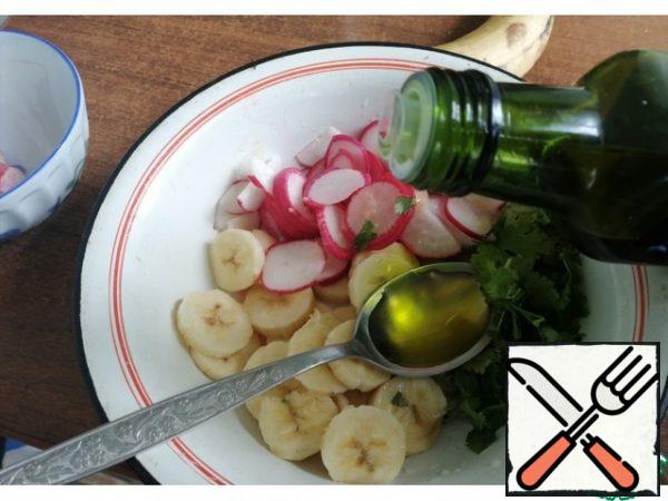 Radish, banana, coriander cut, add a spoonful of olive (or vegetable odorless) oil. From half a lemon extract the juice.
Mix the ingredients to make friends.