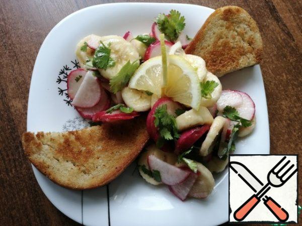Put the ready-made toasted bread and salad on a plate.
