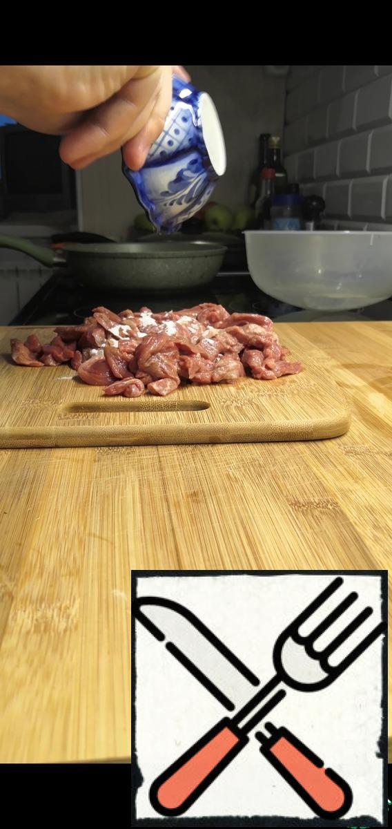 Cut the meat into strips, the thickness of half a centimeter, remove the main moisture with a napkin, add starch, roll it as in flour.
