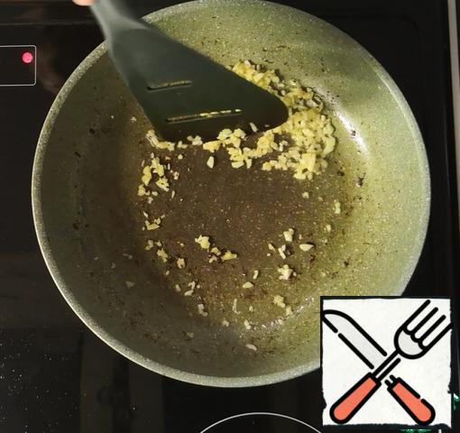 The pan is cleaned of starch, but do not wash it.
Add a little oil and fry the garlic and ginger together for 15-20 seconds.