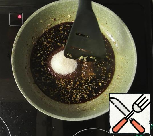 Add soy sauce, sugar, dissolve a little and add water.
Dissolve 1 tbsp of starch with 1 tbsp of water and pour into the pan.