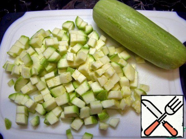Cut the zucchini into medium cubes.