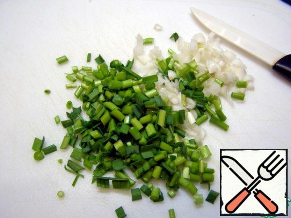 I have a young garlic, I cut it together with the shoots. If you do not have this, you can take any garlic: including garlic powder.