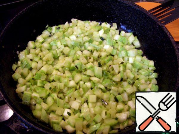 In the preheated oil, start to fry the zucchini, five minutes later add fresh garlic (dry powder-two minutes before the end of cooking), mix, add a little salt and continue to fry on medium heat. Add salt carefully, as young zucchini is easy to over-salt.