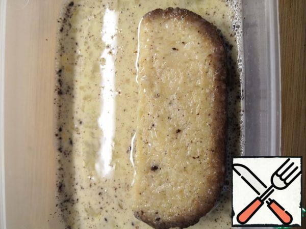So, the oil is warmed up, dip our loaf and immediately put it in the pan, you can not let it soak too much, otherwise it will be fried for a long time.