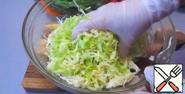 Next, the cabbage should be crushed very slightly (literally in 3-4 movements), adding a small pinch of salt.