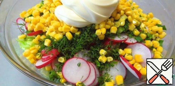 Add canned corn and season the salad with mayonnaise (you can use sour cream, yogurt). When choosing sour cream, I recommend adding 1 tsp of mustard to the salad. But personally, I prefer this salad, seasoned with mayonnaise. It has a more pleasant taste and turns out not at all greasy and very juicy.