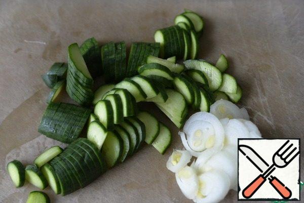 Cucumber cut into thin half rings, onion rings.