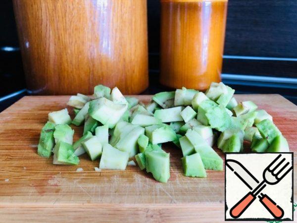 2. Peel the avocado and cut into cubes.