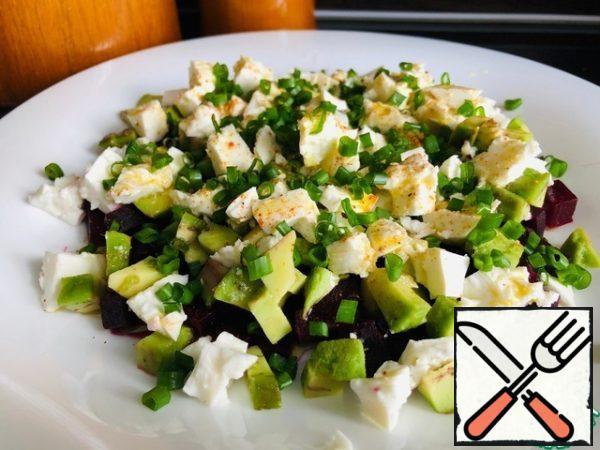 6. Pour the salad with the prepared dressing, sprinkle with finely chopped green onions and dried red pepper flakes. Put the salad in the refrigerator for 30 minutes so that the salad is soaked and filled with the aroma of the dressing.