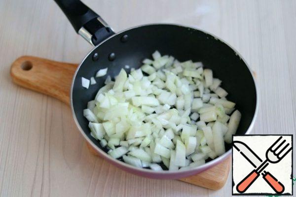 Pre-boil the chicken breast fillet. Then cool the breast in the refrigerator.
Cut the onion into small cubes, add 2 tablespoons of vegetable oil and onion to the pan.