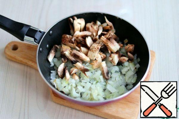 Mushrooms (3 pcs.) cut into cubes, add to the onion. Simmer the onion and mushrooms over low heat until the onion becomes transparent.