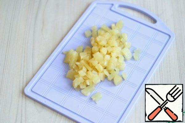 Canned pineapples (340 gr.) cut into cubes.