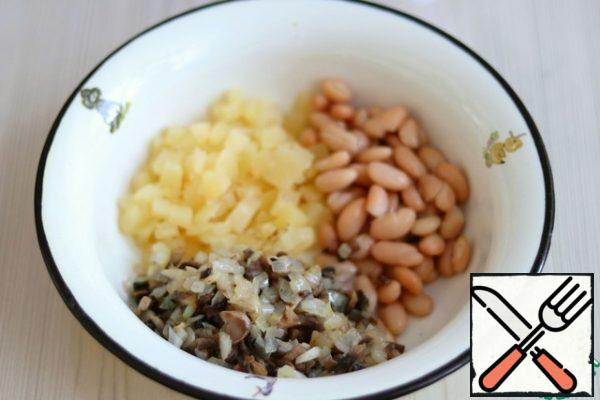 Add the chopped pineapples, stewed onions and mushrooms to the bowl, pre-drain the oil in which the onions and mushrooms were stewed, it is not necessary in the salad. Then add the canned beans (3 tablespoons).