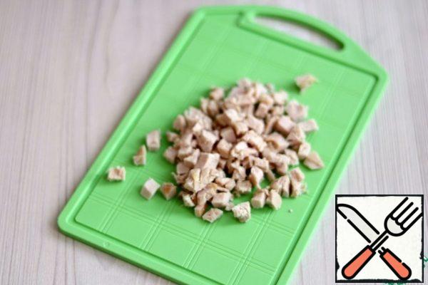 Remove the chicken fillet from the refrigerator and cut it into small cubes.