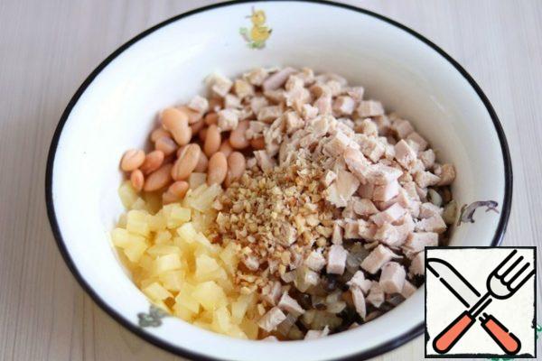 Mix all the salad ingredients, add chopped walnuts (2 tablespoons).
