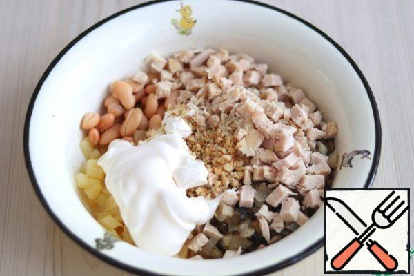 Add salt to the salad to taste. Put the salad in the refrigerator for 20-30 minutes. Then season with mayonnaise.