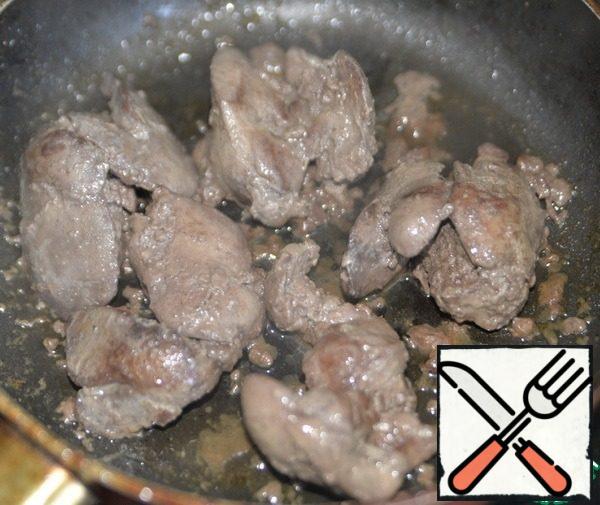 Pre-fry the chicken liver.
My liver, remove the veins, dry with a paper towel. Pour vegetable oil into a hot frying pan, put the liver, fry on high heat on both sides until browned, add a little salt and bring to readiness over medium heat under a closed lid for 10 minutes. We check the readiness with a toothpick, not blood should be released, but a clear liquid. The finished liver is allowed to cool completely.