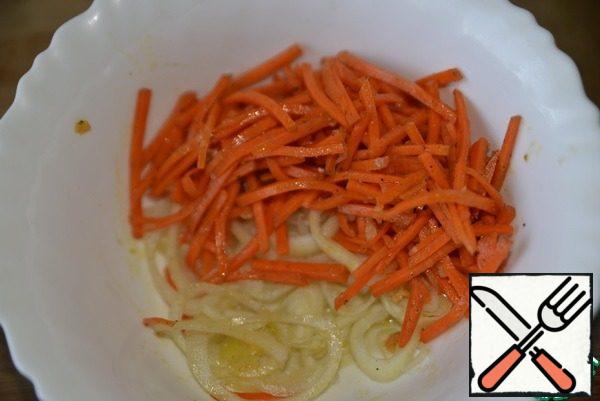Then add Korean carrots to the onion. Take the carrots in Korean ready-made or pre-cook them yourself.