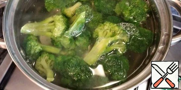 Boil the broccoli in boiling salted water for exactly 5 minutes and transfer to cold water, you can with ice.