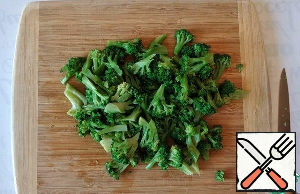 Cut the broccoli into inflorescences.