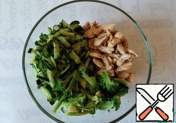 Mix everything with the addition of garlic mayonnaise (squeeze out the garlic).